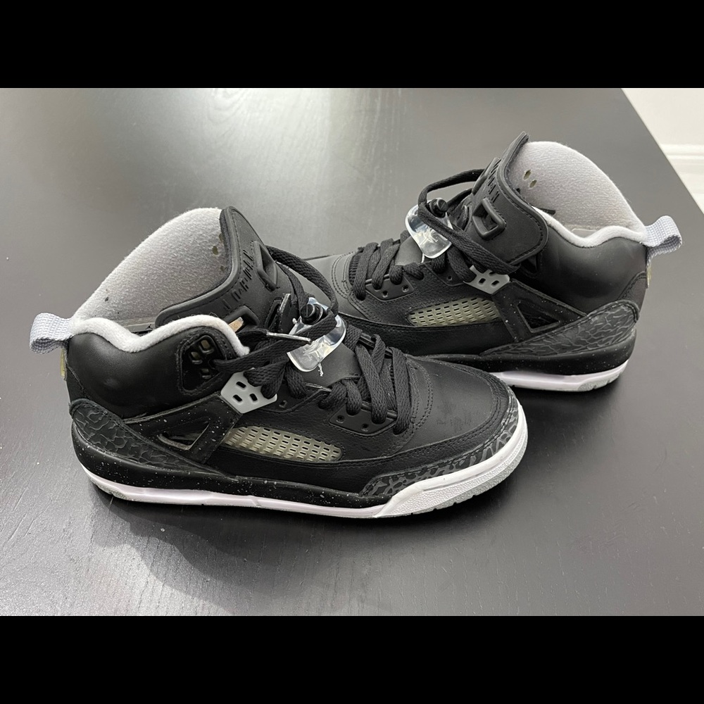 Air Jordan Retro Low BG size 5 Youth